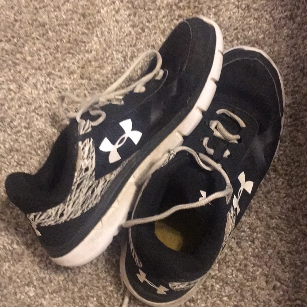 Woman’s Under Armour  Tennis Shoes